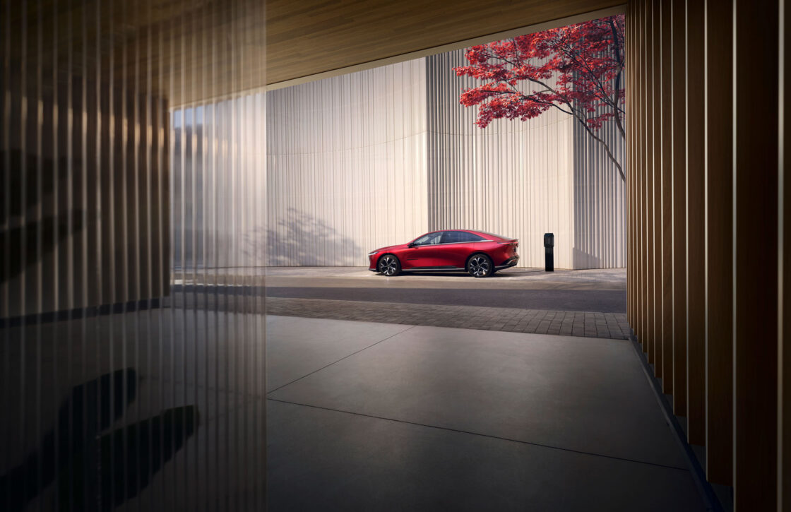 2025_Mazda6e_GER-LHD_C002a_EXT_Side_SoulRedCrystal_INT_TANLeather_High20_withoutTalents_RGB-aspect-ratio-1120-725