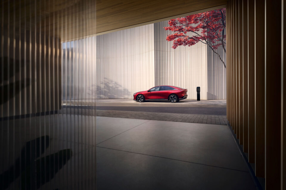 2025_Mazda6e_GER-LHD_C002a_EXT_Side_SoulRedCrystal_INT_TANLeather_High20_withoutTalents_RGB-aspect-ratio-960-640