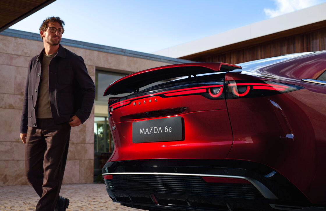 2025_Mazda6e_GER-LHD_C005_EXT_RQ_SoulRedCrystal_RearSpoiler_High20_withTalents_until_Mar12th2030_RGB-aspect-ratio-1120-725