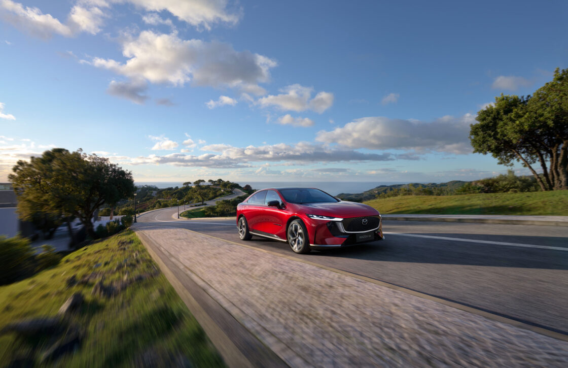 2025_Mazda6e_GER-LHD_C014a_EXT_FQ_SoulRedCrystal_High20_RGB-aspect-ratio-1120-725