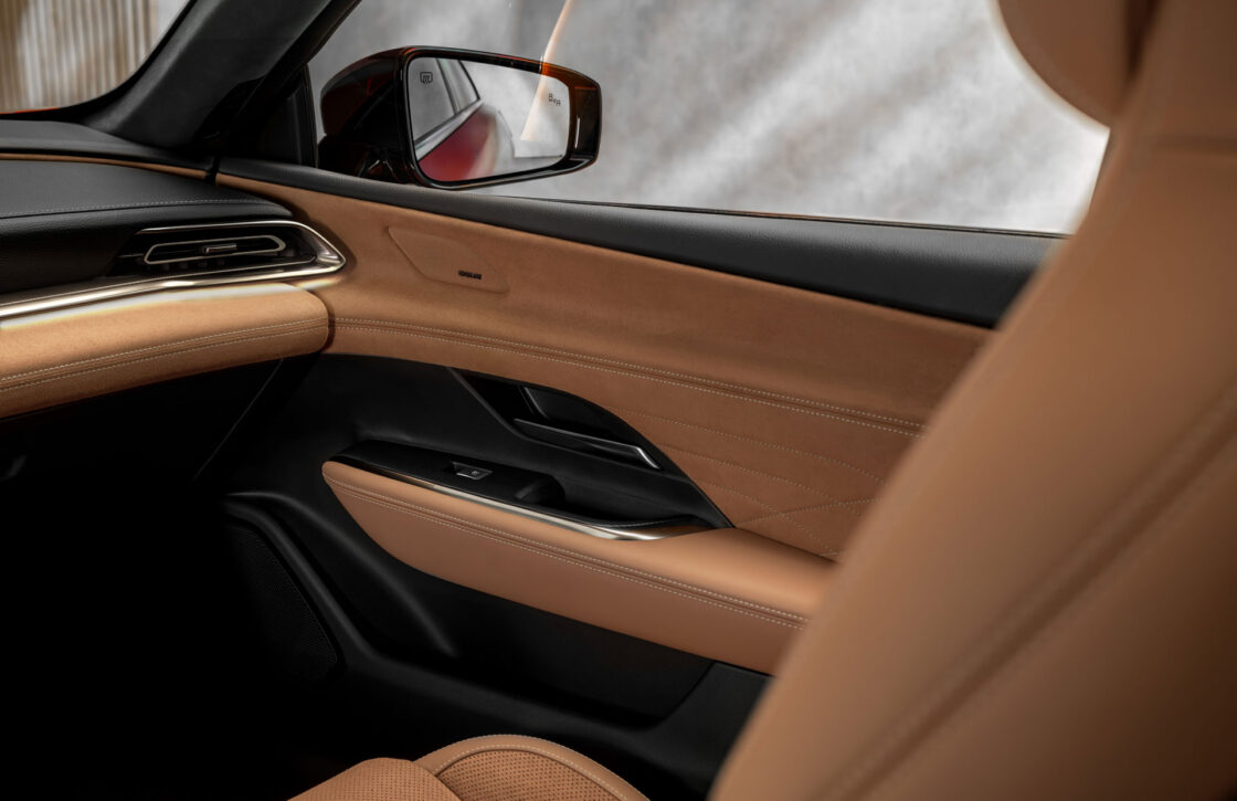 J90A_reveal_Ambient-lighting-aspect-ratio-1120-725